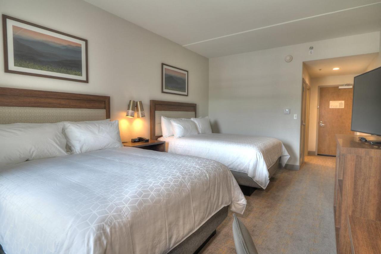Hotel Holiday & Convention Center, An Ihg 4*