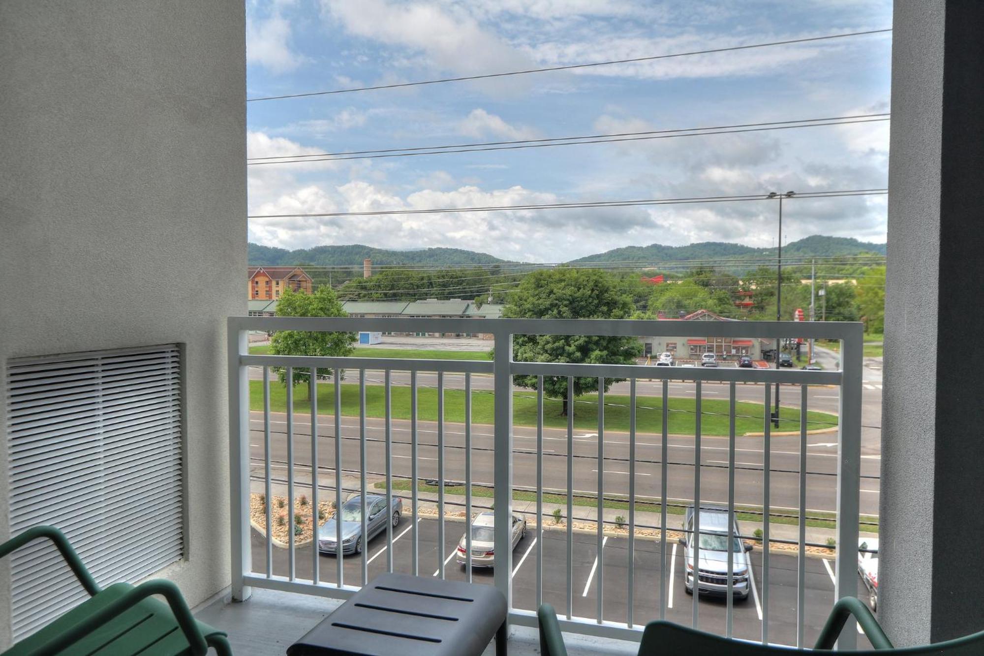 Hotel Holiday & Convention Center, An Ihg 4*